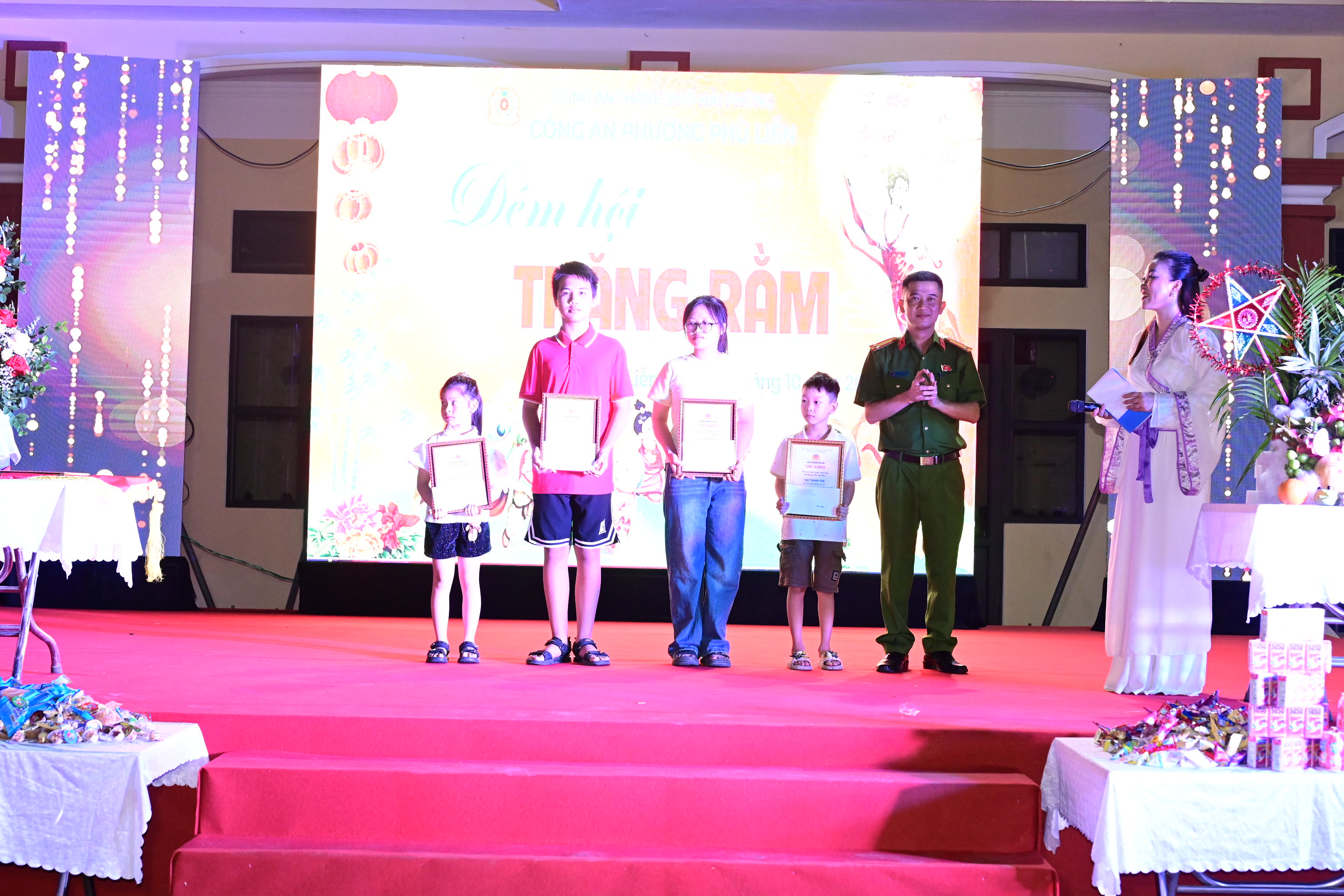 Công an phường Phù Liễn tổ chức chương trình vui Tết Trung thu cho thân nhân cán bộ chiến sỹ Công an phường năm 2025